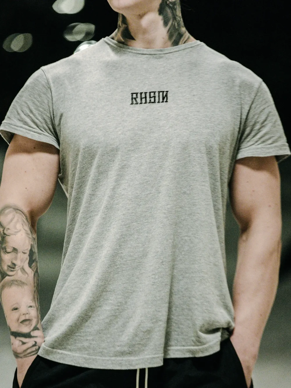 Model wearing the gray RHSM Long Fit Tee V2 outside, showcasing its modern streetwear style.
